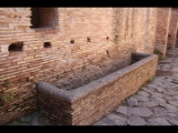 03414 ostia - regio i - insula iii - caseggiato dei molini (i,iii,1) - raum 26 - wasserbecken an der westwand.jpg